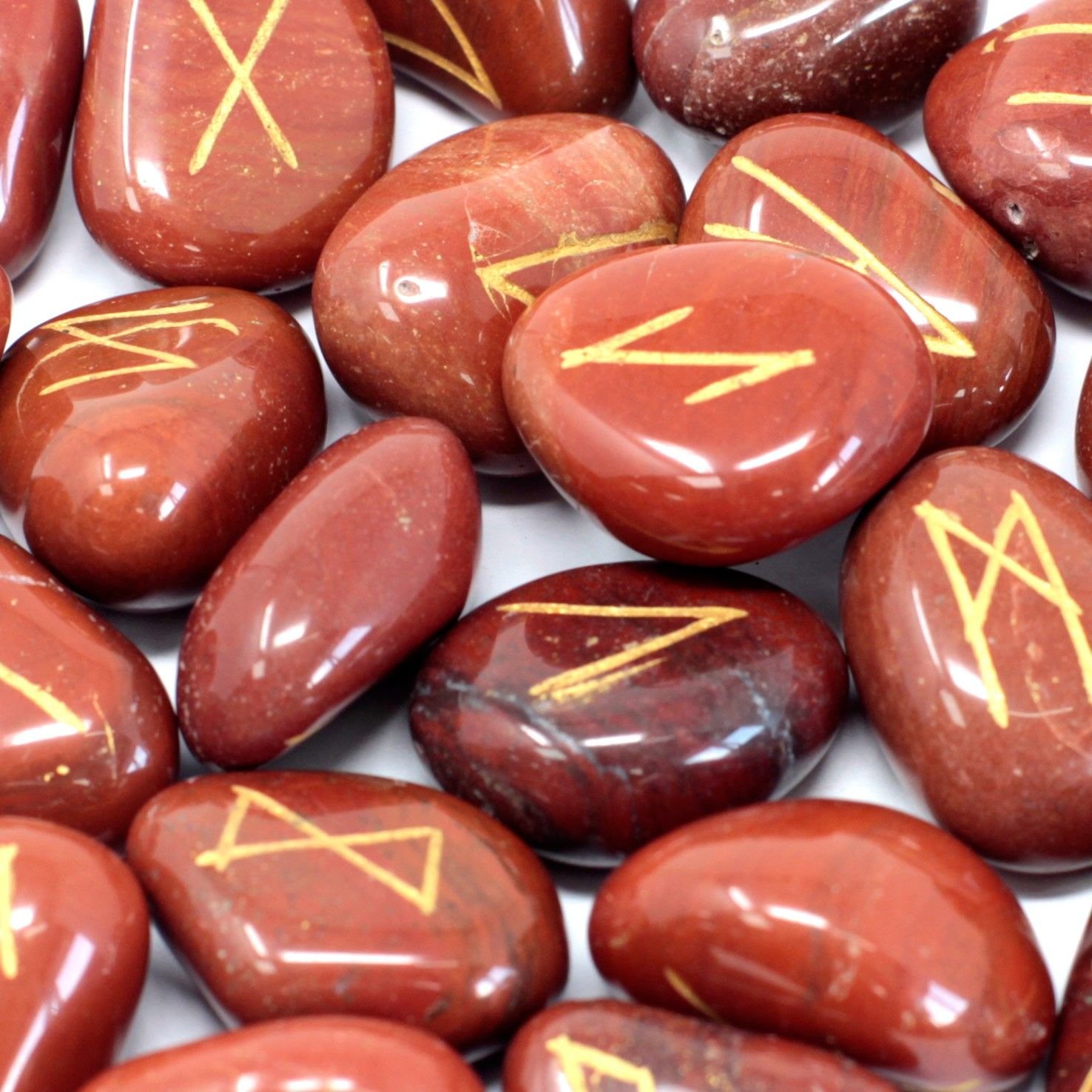 bG9jYWw6Ly9tZWRpYS85Uy9HQy82MFIzMEMxRzZNUzNHQzlTL2JlZTI0YjM2LmpwZWc.jpg Runes Stone Set in Pouch - Red Jasper - Image 1