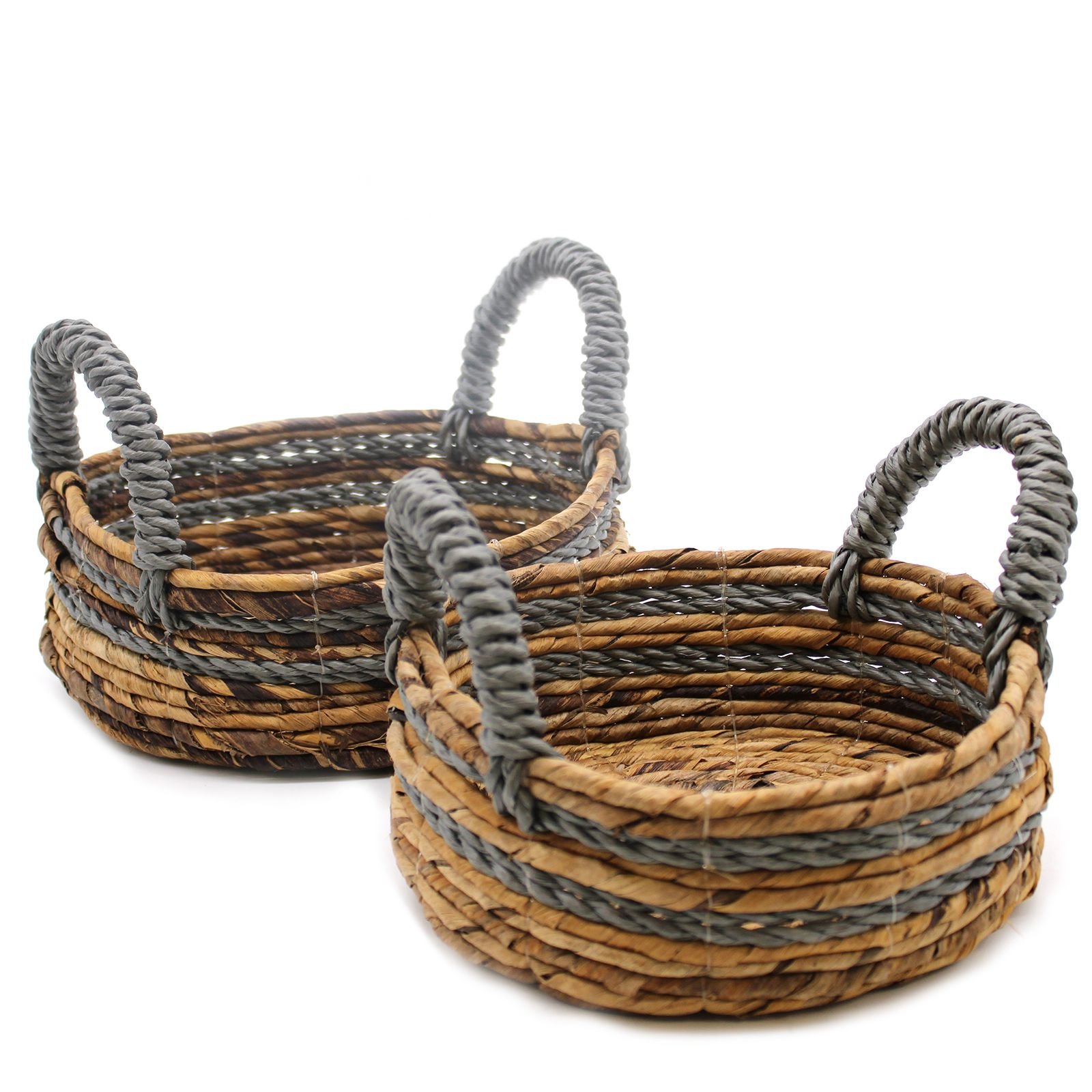 bG9jYWw6Ly9tZWRpYS8xSC82RC82MFIzMEMxRzZSVEs2RDFILzBiZGNmODZlLmpwZWc.jpg Banana Leaf & Abu-abu Raffia Basket- Set of 2 - Image 1