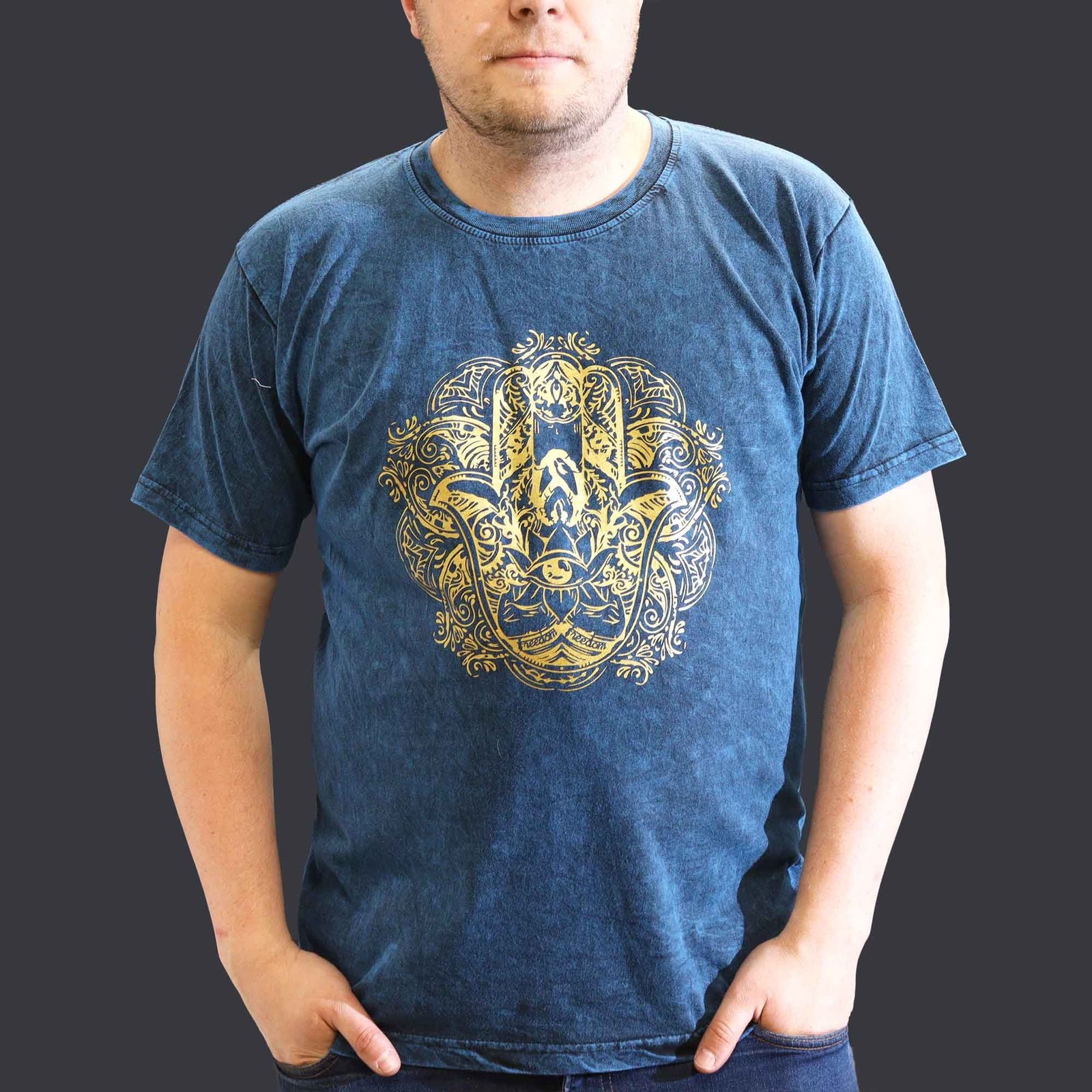 bG9jYWw6Ly9tZWRpYS9ISy9BRC82MFIzMEMxSDc0VjNBREhLL2FhM2I5OWViLmpwZWc.jpg XLarge Stone Washed T-Shirt - Hamsa - Blue - Image 1