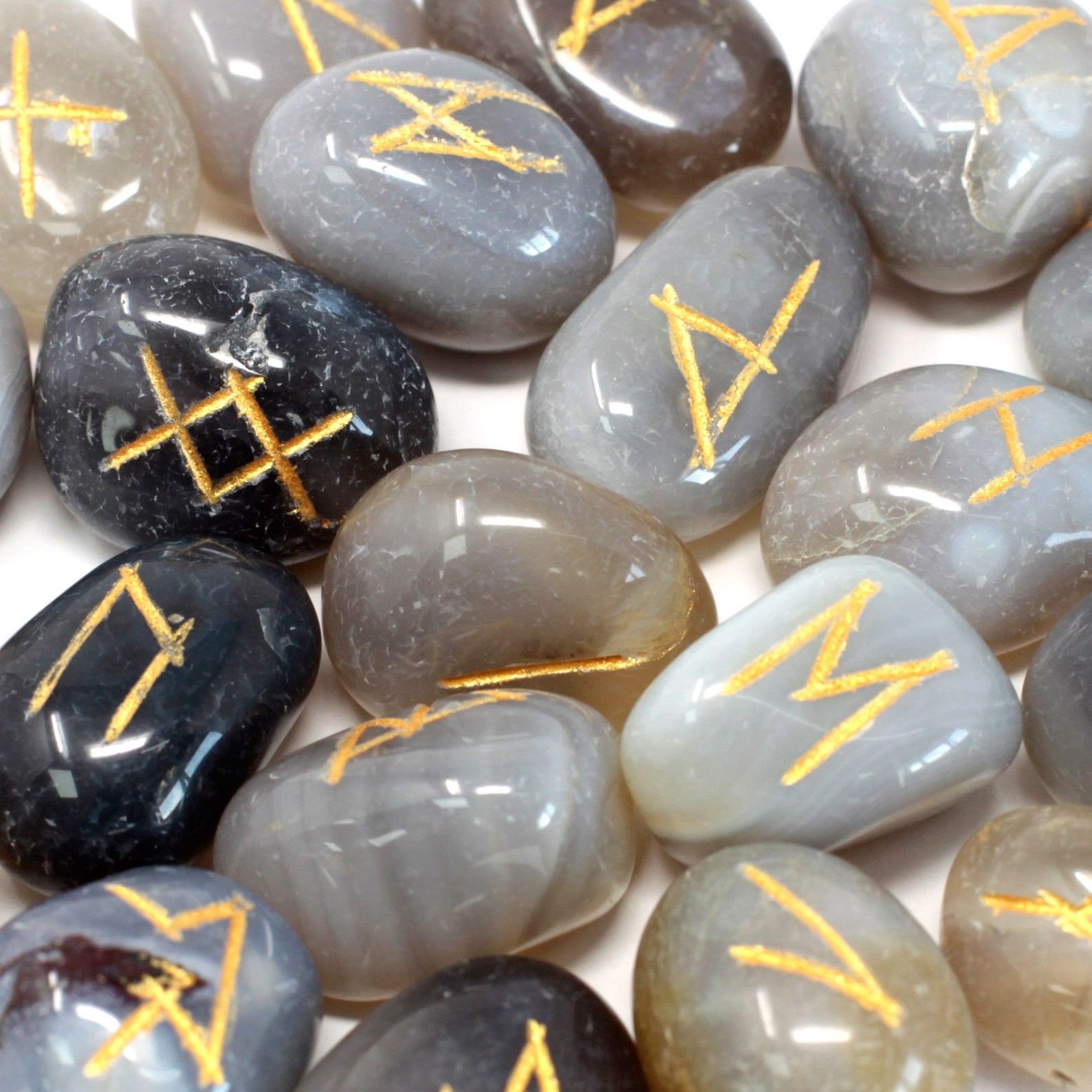 bG9jYWw6Ly9tZWRpYS9ISy9HQy82MFIzMEMxRzZNUzNHQ0hLLzUwMDU0ZTBlLmpwZWc.jpg Runes Stone Set in Pouch - Grey Agate - Image 1